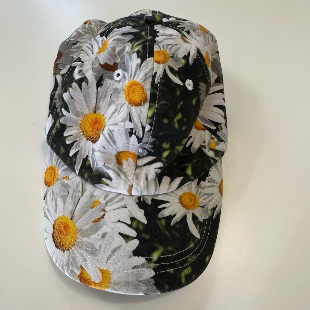 Romey loves  Lulu One Size Hat - daisies